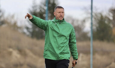 ФОТО. Екс-футболіста збірної України разом із дружиною заблокували в авто