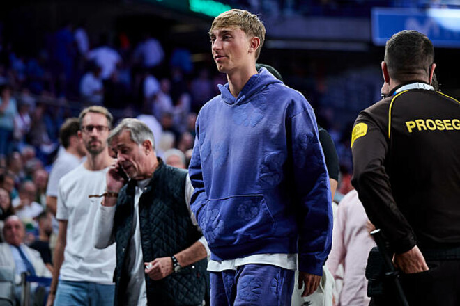 ФОТО. Захисник Реала відвідав матч іншого клубу. Йому вручили футболку