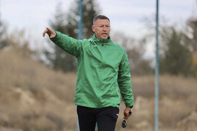 ФОТО. Екс-футболіста збірної України разом із дружиною заблокували в авто