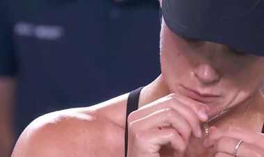 VIDEO. How Yastremskaya struggled with a chain around her neck during a match with Rybakina
