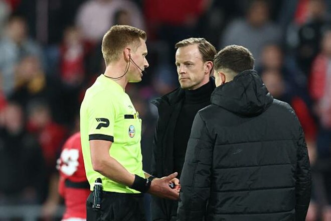 Матч Стандарда та Антверпена у Бельгії перервано і не дограно. Що сталося?