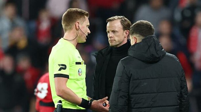 Матч Стандарда та Антверпена у Бельгії перервано і не дограно. Що сталося?