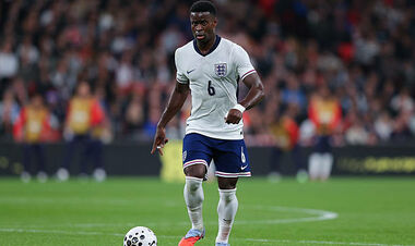 Защитник сборной Англии станет свободным агентом. Кто выиграет борьбу