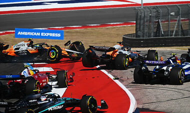 ВІДЕО. Аварія та подвійний схід Макларен на старті спринту у США