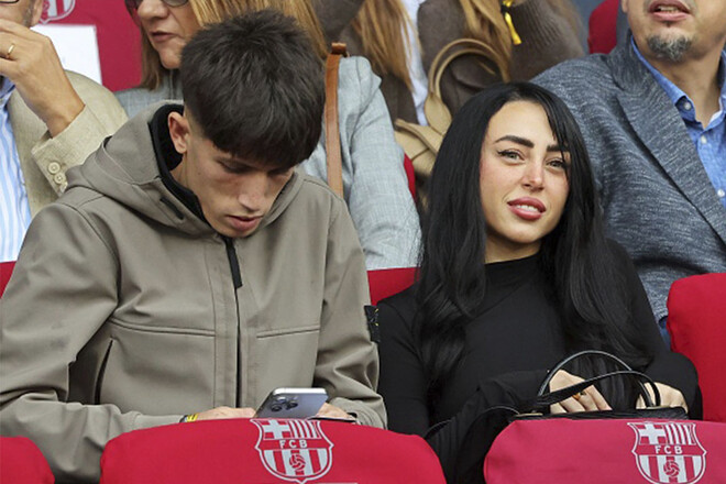 ФОТО. Дівчина Ламіна Ямаля сиділа з іншим на матчі Барселони