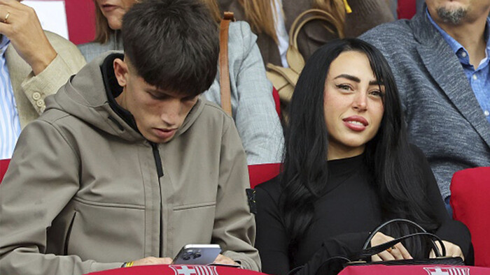 ФОТО. Дівчина Ламіна Ямаля сиділа з іншим на матчі Барселони