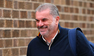 ФОТО. Постекоглу с улыбкой покинул Ноттингем Форест после увольнения