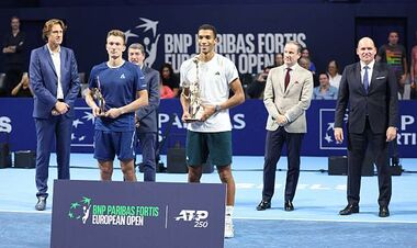 Канадец Оже-Альяссим в напряженном финале выиграл турнир в Брюсселе