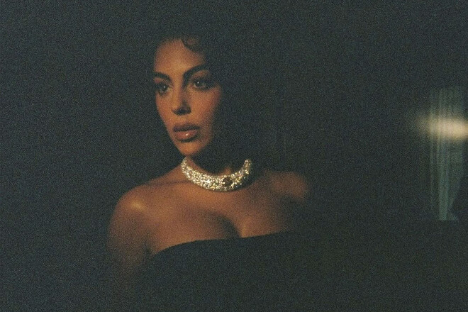 ФОТО. Наречена Кріштіану Роналду показала вражаюче декольте