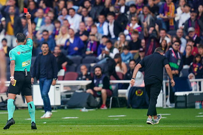 Непристойный жест. Коуч Барселоны пропустит суперматч с Реалом