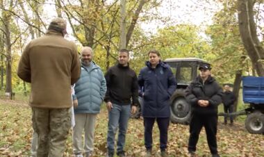 ВІДЕО. Як футболісти Динамо прибирали парк в Києві