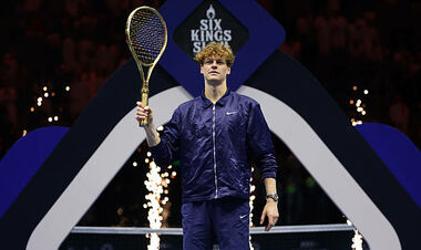 ФОТО. Сіннер отримав унікальну золоту ракетку за перемогу в Ер-Ріяді