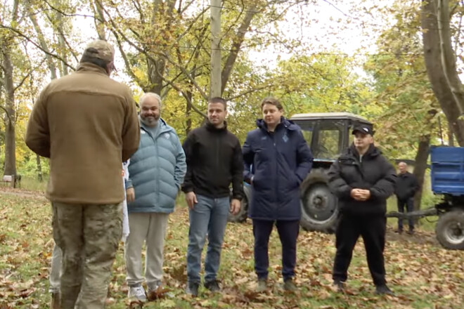 ВІДЕО. Як футболісти Динамо прибирали парк в Києві