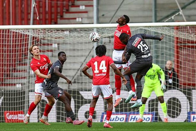 Стандард переміг Антверпен у дограванні перерваного скандального матчу