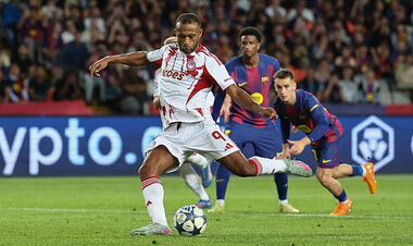 Олимпиакос забил Барсе, гол отменили и назначили пенальти. Что произошло?