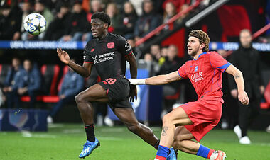 Забарный сыграл рукой и получил красную, Байер забил с пенальти