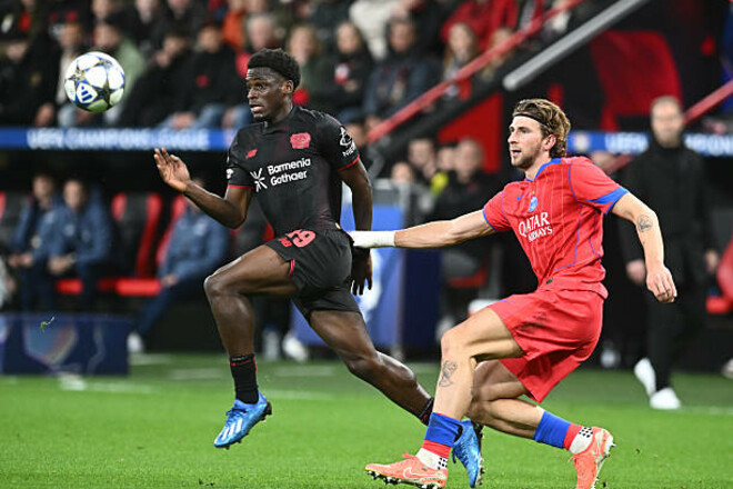 Забарный сыграл рукой и получил красную, Байер забил с пенальти