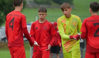 Украинский голкипер Баварии подавал мячи Нойеру в матче Бундеслиги