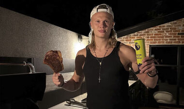 ФОТО. Зірка Ман Сіті вживає сире молоко та ласує томагавками