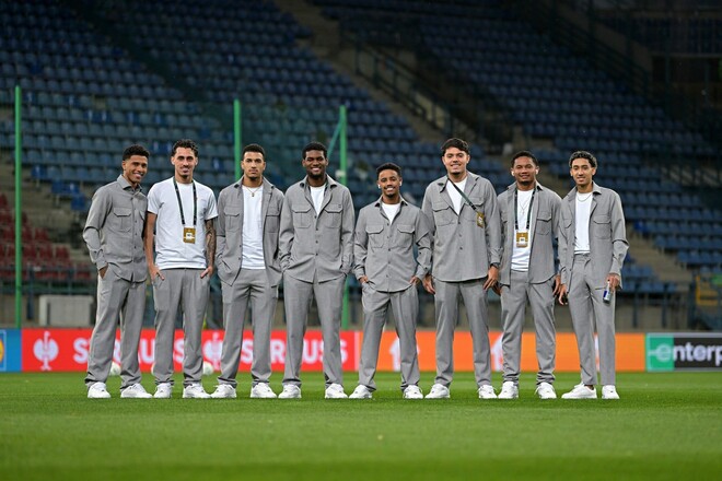 ФОТО. Гравці Шахтаря прибули на стадіон у Кракові у стильних костюмах