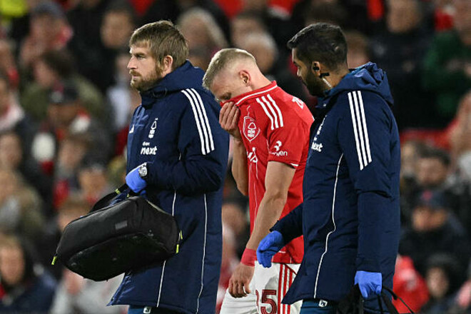 ФОТО. Зінченко отримав травму в матчі Ноттінгем – Порту і залишив поле