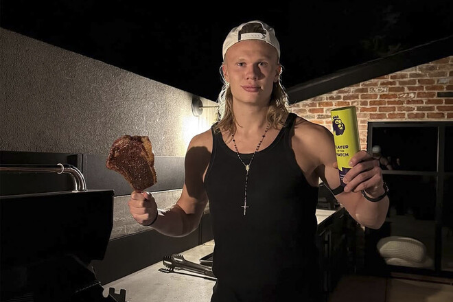 ФОТО. Зірка Ман Сіті вживає сире молоко та ласує томагавками