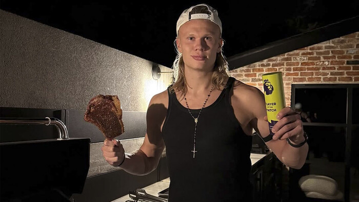 ФОТО. Зірка Ман Сіті вживає сире молоко та ласує томагавками