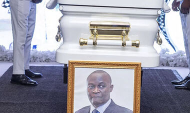 ФОТО. Звездный футболист таки похоронил своего отца. До этого был скандал