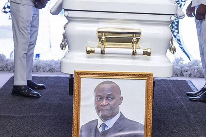 ФОТО. Зірковий футболіст таки поховав свого батька. До цього був скандал