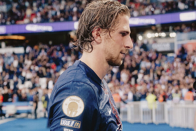 ФОТО. Фанати ПСЖ прийшли до Забарного після його провалу в матчі з Баєром