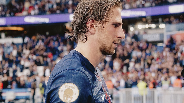 ФОТО. Фанаты ПСЖ пришли к Забарному после его провала в матче с Байером