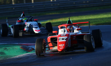 Куча аварий и прорыв на подиум. Бондарев завершил первую гонку финала Ф4