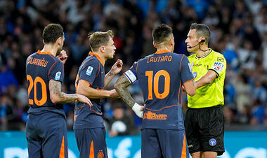 ВИДЕО. Тренер против игрока: Наполи и Интер устроили схватку во время матча