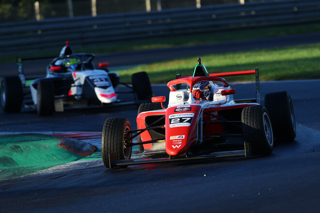 Купа аварій та прорив на подіум. Бондарев завершив першу гонку фіналу Ф4