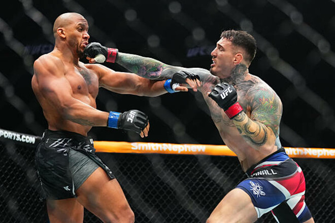 Боль чемпиона. Титульный бой UFC Аспинолл – Ган остановили в первом раунде