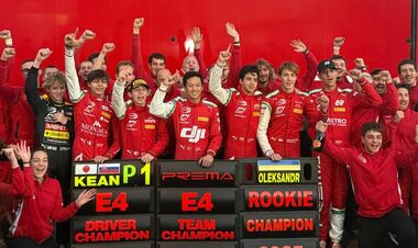 ВИДЕО. Бондарев отпраздновал титул в Формуле-4 вместе с командой