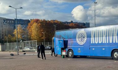 ФОТО. Клубный автобус Кудровки возле Арены Львов сбил столб с фонарем