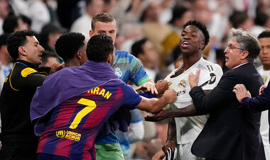 ФОТО. Игроки матча Реал – Барселона устроили стычку. Лунин отхватил желтую