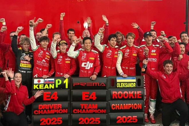 ВІДЕО. Бондарев відсвяткував титул у Формулі-4 разом із командою