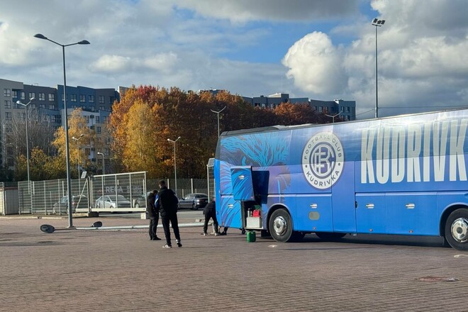 ФОТО. Клубний автобус Кудрівки поблизу Арени Львів збив стовп із ліхтарем