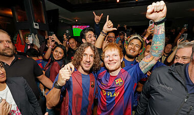 ВІДЕО. Як відомий співак з легендою Барси дивився Ель-Класіко в пабі