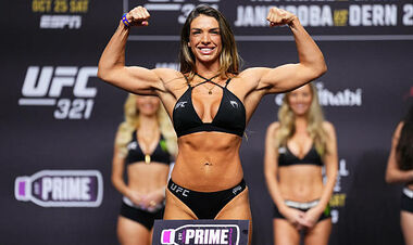 Сексапильная американка в зрелищном противостоянии стала чемпионкой UFC