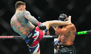 Аспиналл шел к поражению, но спасся из-за пропущенного удара пальцем в глаз