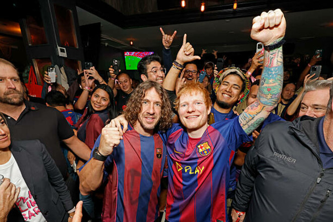 ВІДЕО. Як відомий співак з легендою Барси дивився Ель-Класіко в пабі