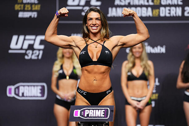 Сексапильная американка в зрелищном противостоянии стала чемпионкой UFC