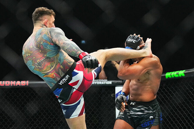 Аспиналл шел к поражению, но спасся из-за пропущенного удара пальцем в глаз