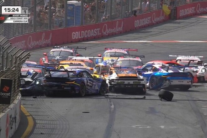 ВІДЕО. Масштабна аварія й завал у чемпіонаті Порше. Зійшло більше 10 машин
