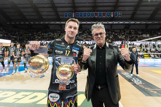 ФОТО. Олег Плотницкий получил две индивидуальные награды