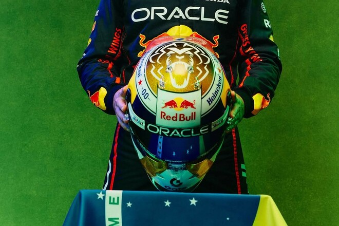 ВИДЕО. Ферстаппен представил уникальный дизайн шлема к Гран-при Бразилии