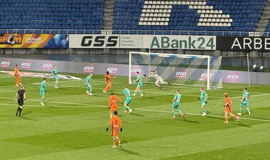 ФОТО. Мяч прилетел в голову. Как Мейреллиш открыл счет в Классическом